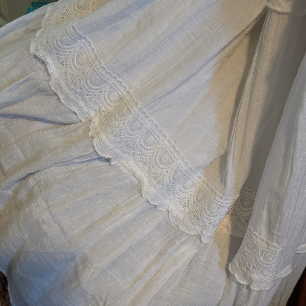 Elegant White Lace Maxi Dress - Picture 3 of 3